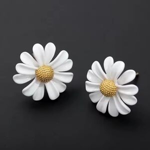White And Gold Daisy Earrings
